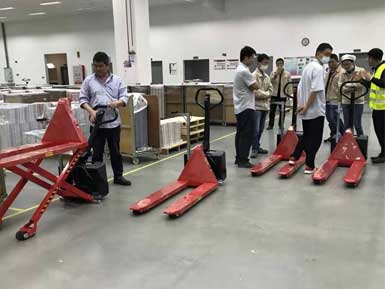 電動(dòng)高升程搬運(yùn)車交付使用，感謝廠家羅總親自跟客戶講解操作方法！